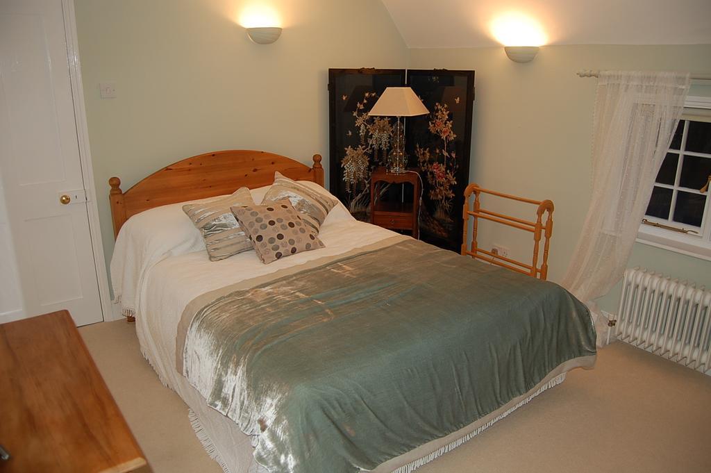 Pickwick House Bed & Breakfast Stoke by Clare Room photo