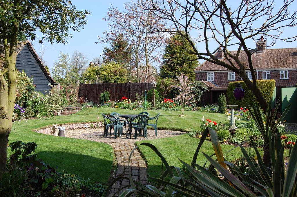Pickwick House Bed & Breakfast Stoke by Clare Exterior photo